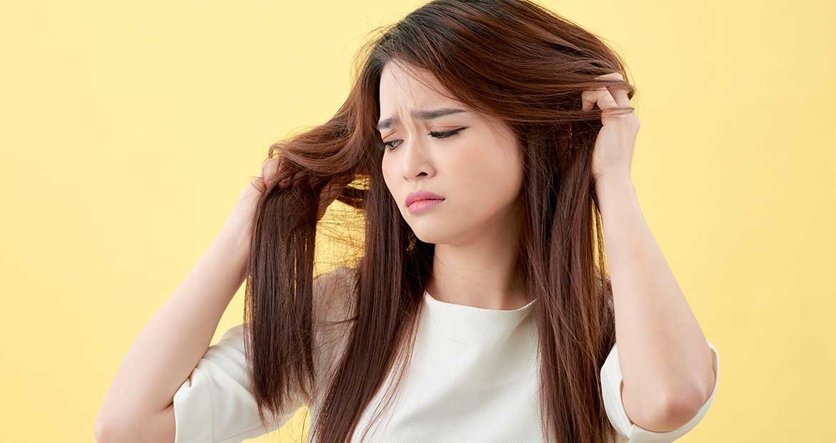 Mulher Observando Seu Cabelo Danificado